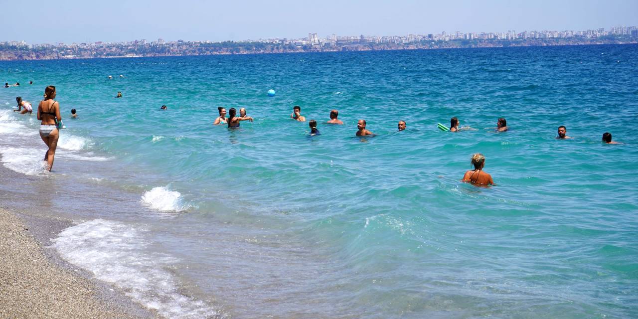 Antalya yanıyor! Serinlemek isteyenler sahillere akın etti