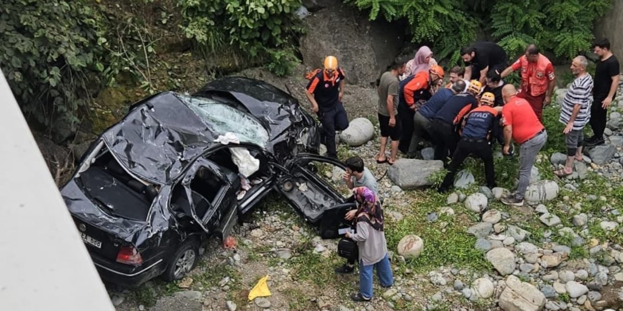Araçla çarpışan otomobil dere yatağına düştü: 1 ölü 8 yaralı