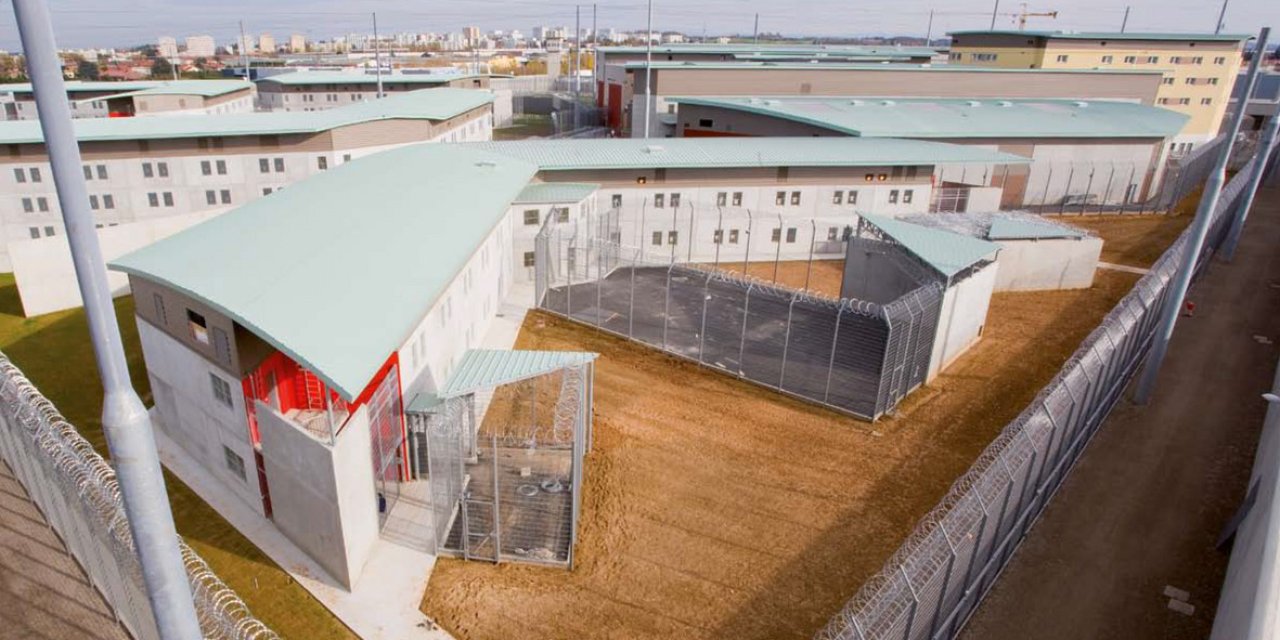 Bavulun içinde hapishaneden kaçtı