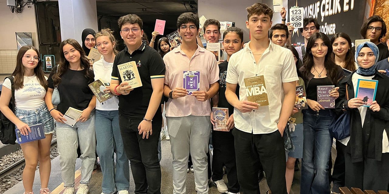 Liseliler metroda kitap okuyup farkındalık oluşturdu