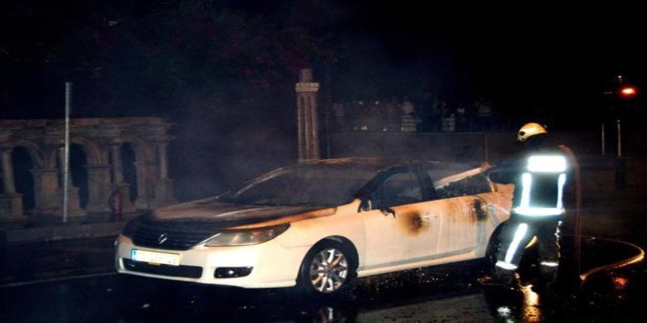 Seyir halindeki otomobil alev topuna döndü