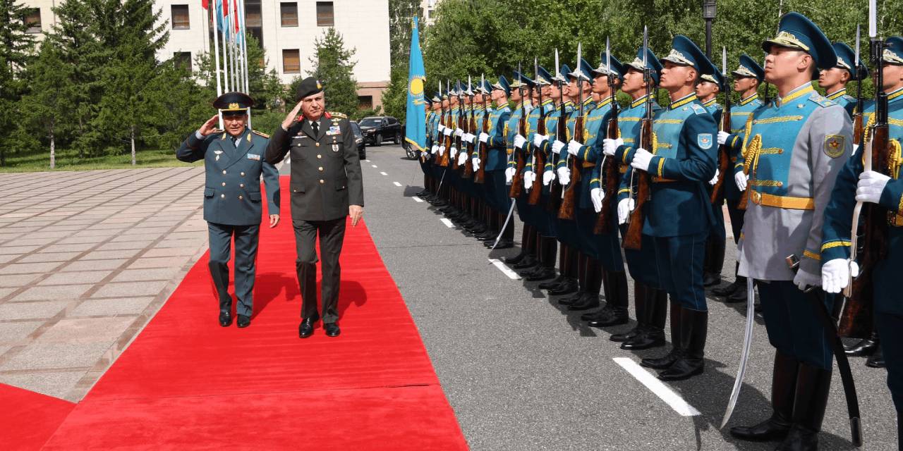 Genelkurmay Başkanı Gürak, Kazakistan’da askeri törenle karşılandı