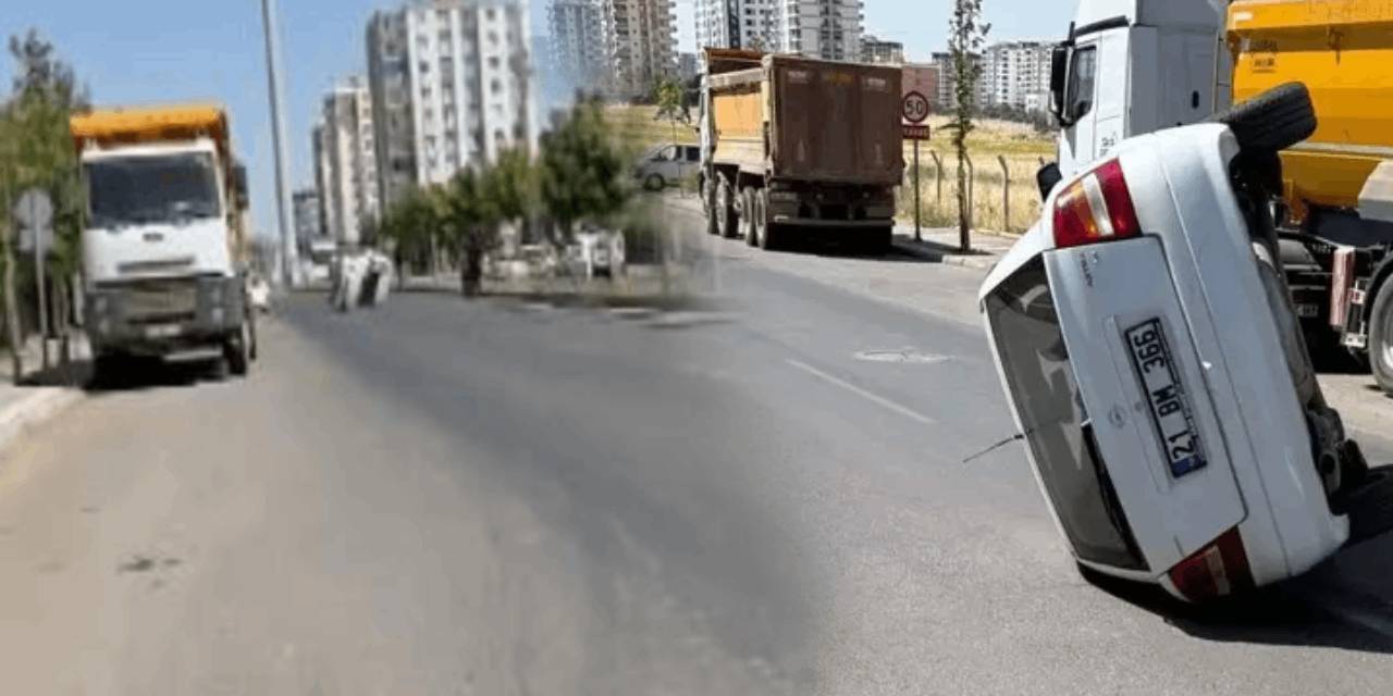 Diyarbakır’da kaldırıma çarpan araç yan yattı: Yaralılar var