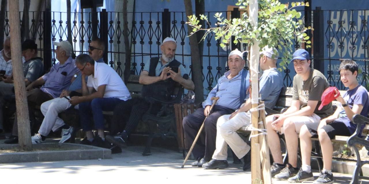 Samsun'da sıcaktan bunalanlar gölgelerde serinledi