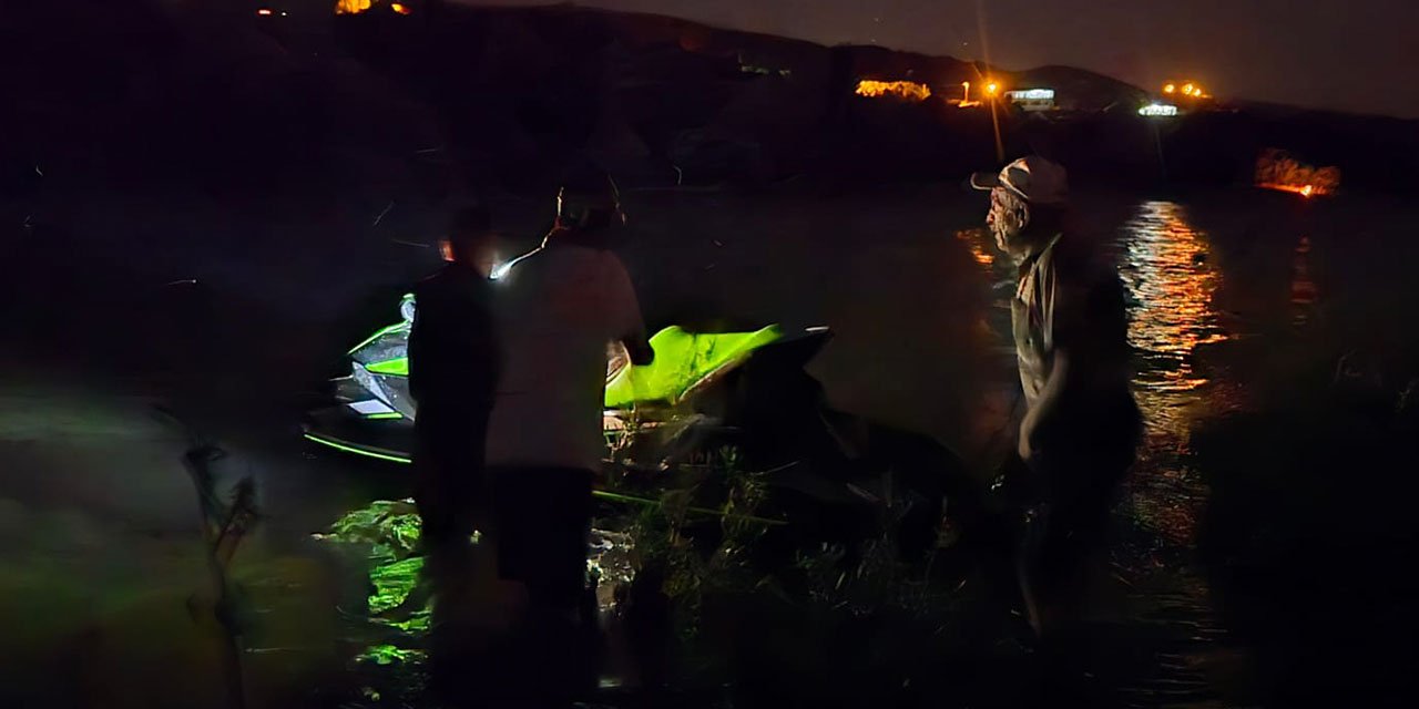 Suların yükselmesiyle oluşan adacıkta mahsur kalan 4 kişi, jet ski ile kurtarıldı