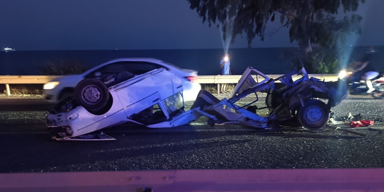 Bariyere giren araba ikiye ayrıldı: 1 ölü 1 yaralı