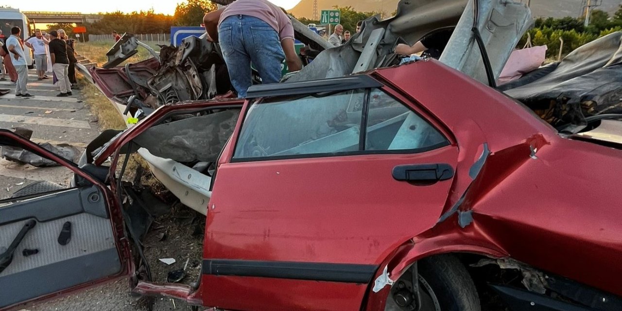 Bariyere saplanan otomobilin sürücüsü hayatını kaybetti