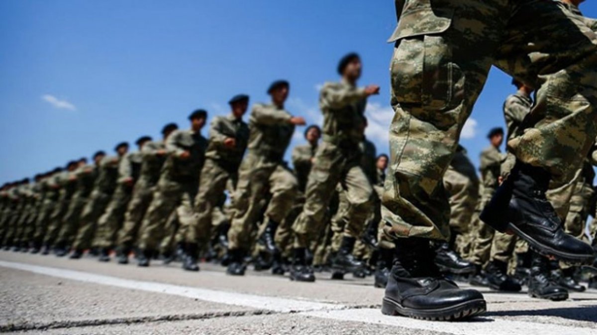 Yeni askerlik yasasını onaylandı! 100 bin askere erken terhis 