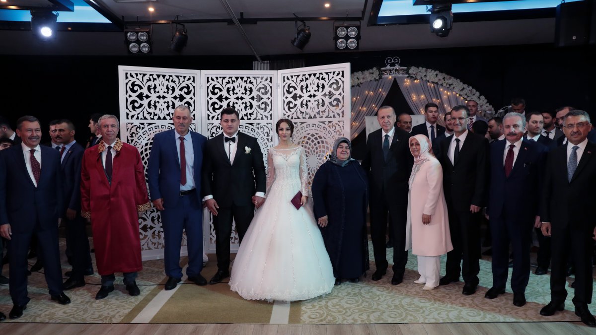 Milli güreşçi Rıza Kayaalp’in düğününe siyasetçi akını! Erdoğan şahit oldu, Yavaş nikahı kıydı