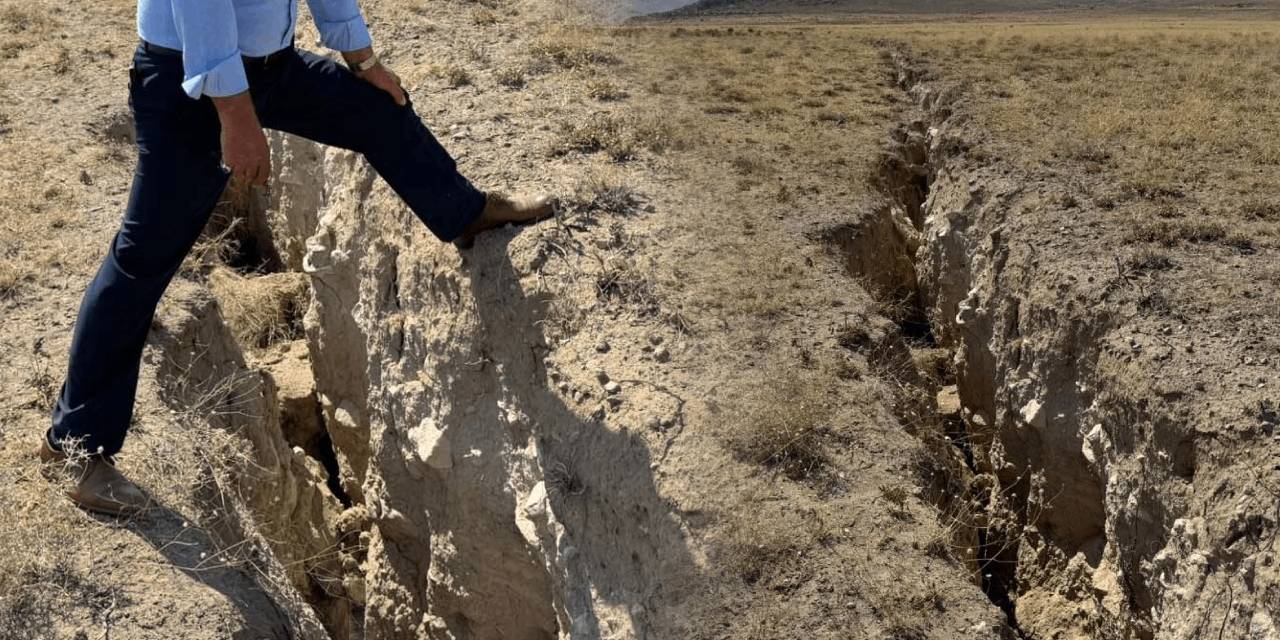 Konya'da toprak resmen ikiye bölündü: Yarıklar büyüyor, tehlike yaklaşıyor