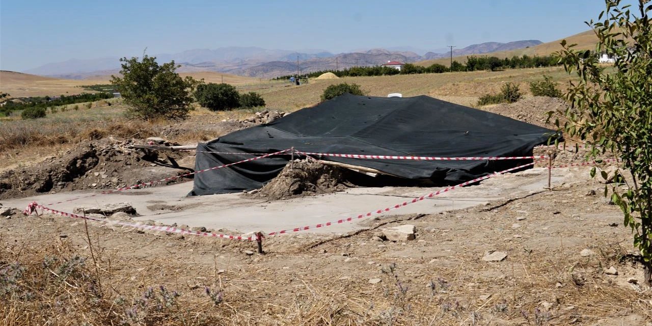 Tarla sahibi kazmayı vururken çok korktu: Servet çıktı