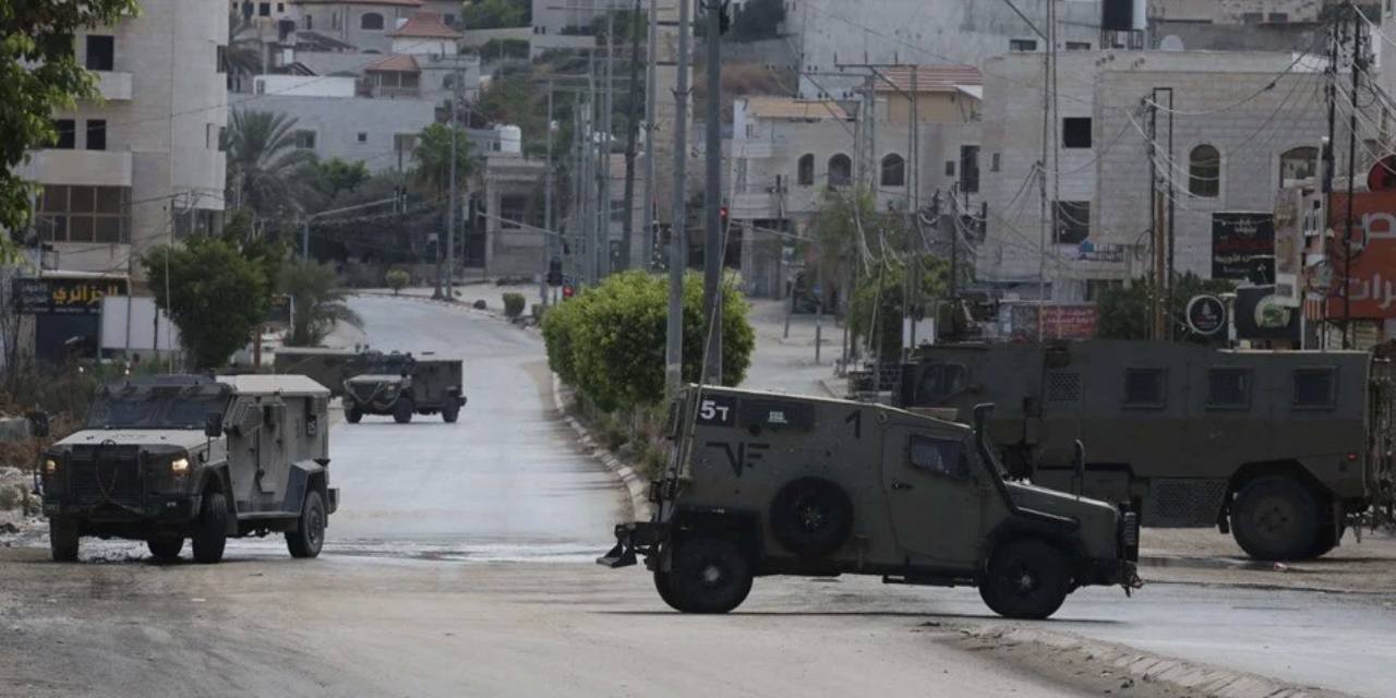 Kassam Tugayları İsrail askerlerini taşıyan bir aracı hedef aldı