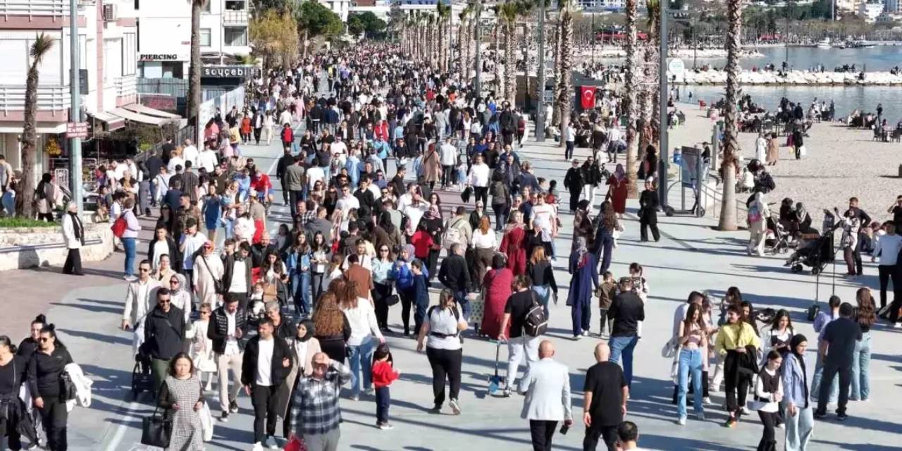 Akın akın Büyükçekmece'ye geldiler: Boş yer bulmak imkansız!