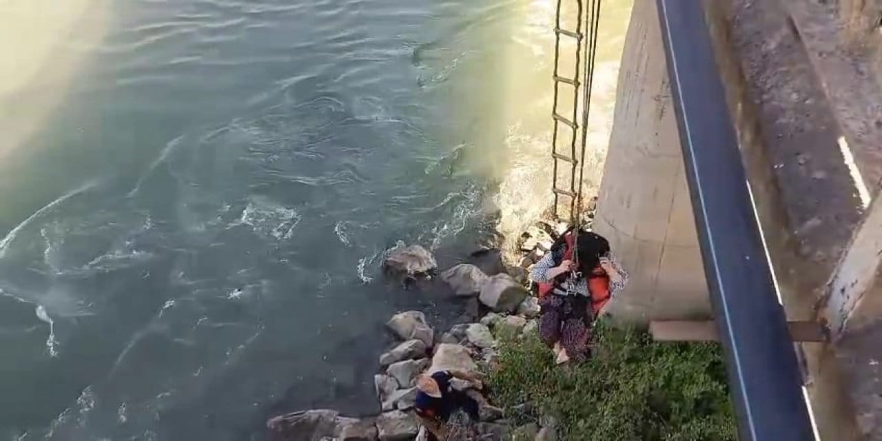 Çaya giren 56 yaşındaki Cevriye teyze zor kurtarıldı