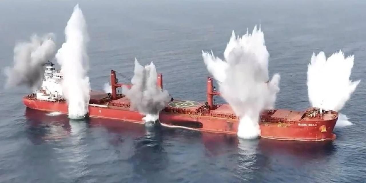 Husilerin batırdığı gemiden 10 kişi kurtarıldı