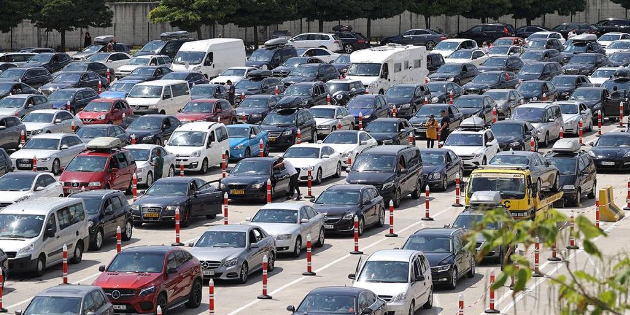 Edirne sınır kapılarından geçiş durmadı: Milyonlar akın etti