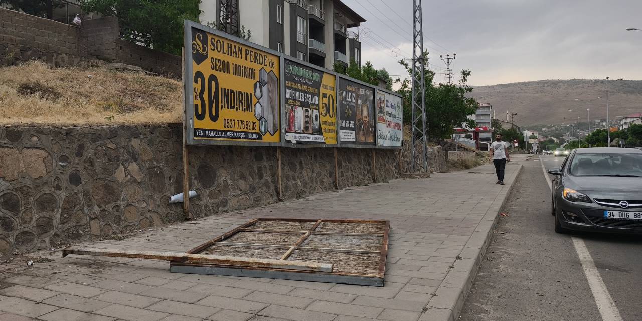 Yoldan geçerken başına reklam panosu devrildi!