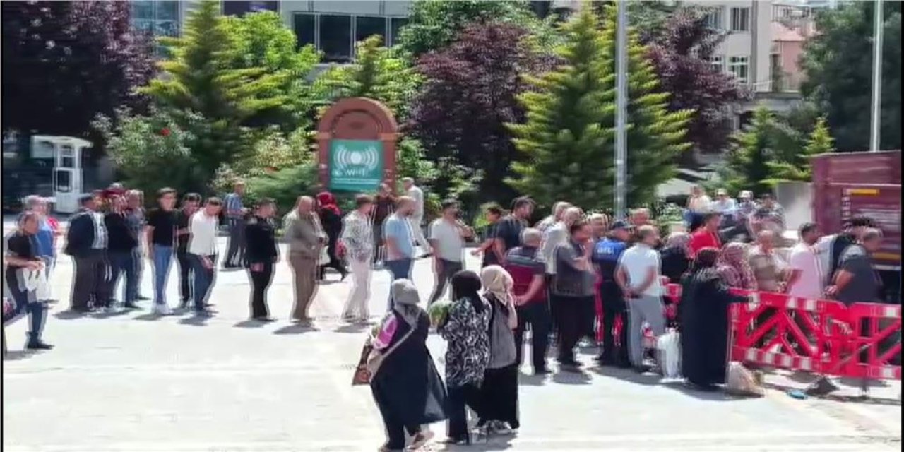Belediye çiftçiden alıp bedava dağıtıyor: Duyan dağıtım noktasına koştu