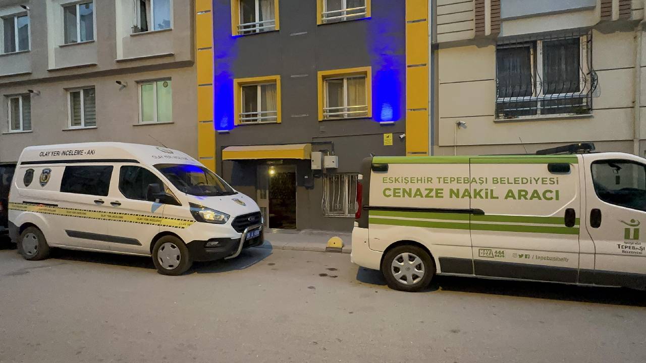 Yaşadığı apartmanın merdivenlerinde ölü bulundu