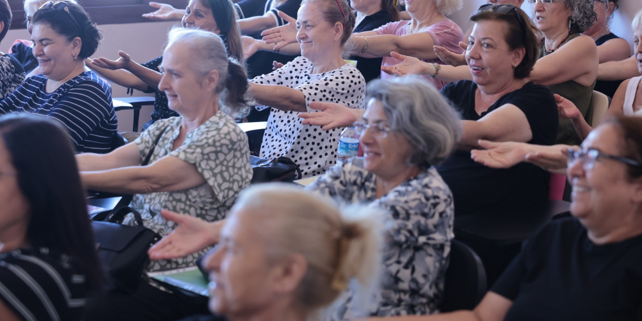 Kahkaha yogası ile tüm dertlerine sünger çektiler