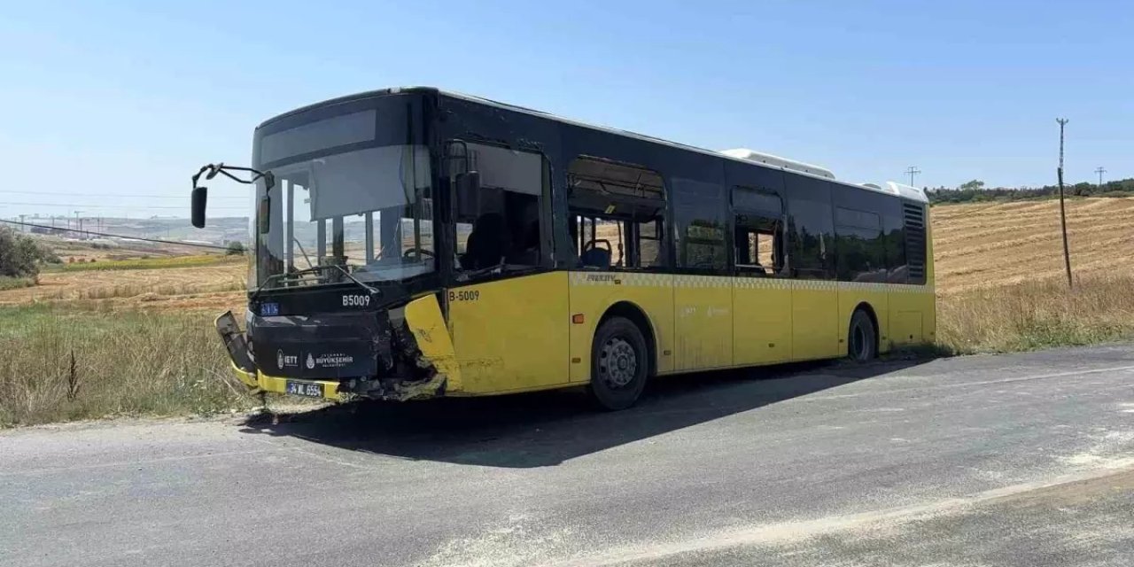 Otomobil İETT otobüsüyle çarpıştı: 65 yaşındaki sürücü öldü