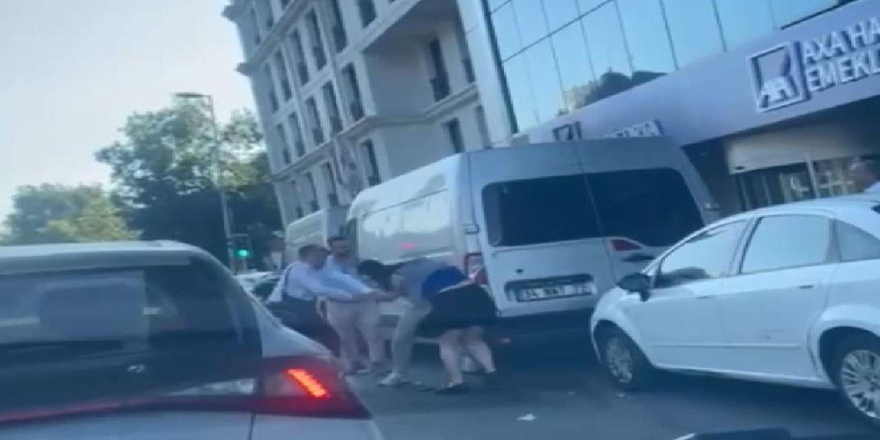 Sigara içen kadın yolcu taksiciyi tekme tokat dövdü