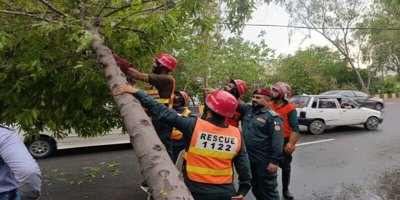 Aşırı yağışlar bir günde 54 can aldı