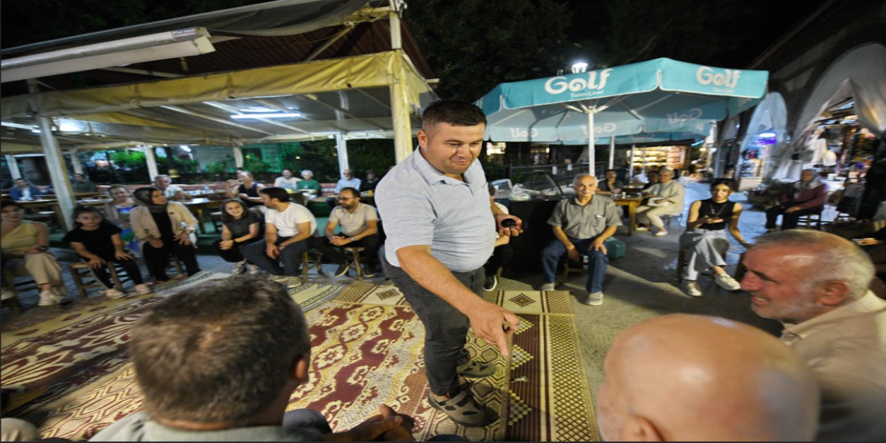 “Seyirlik köy oyunu“ çarşıyı canlandırdı: Oyunu duyan geliyor!