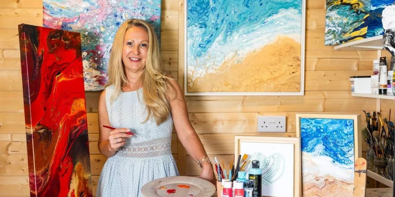 Ölü insanların küllerini tabloya çeviriyor