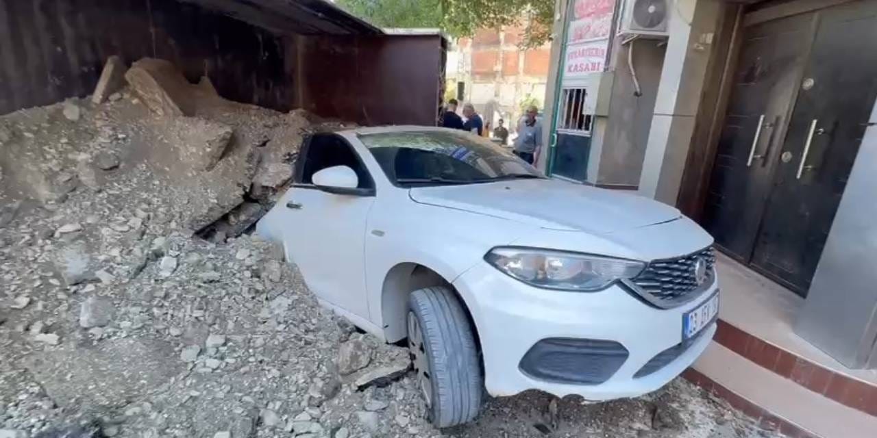 Hafriyat boşaltan kamyon caddeyi birbirine kattı