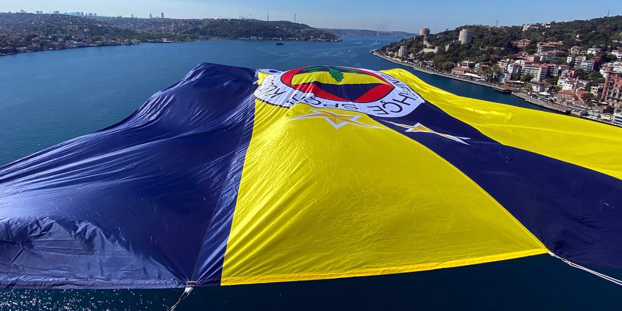 3 kupalı Fenerbahçe'nin bayrakları asıldı