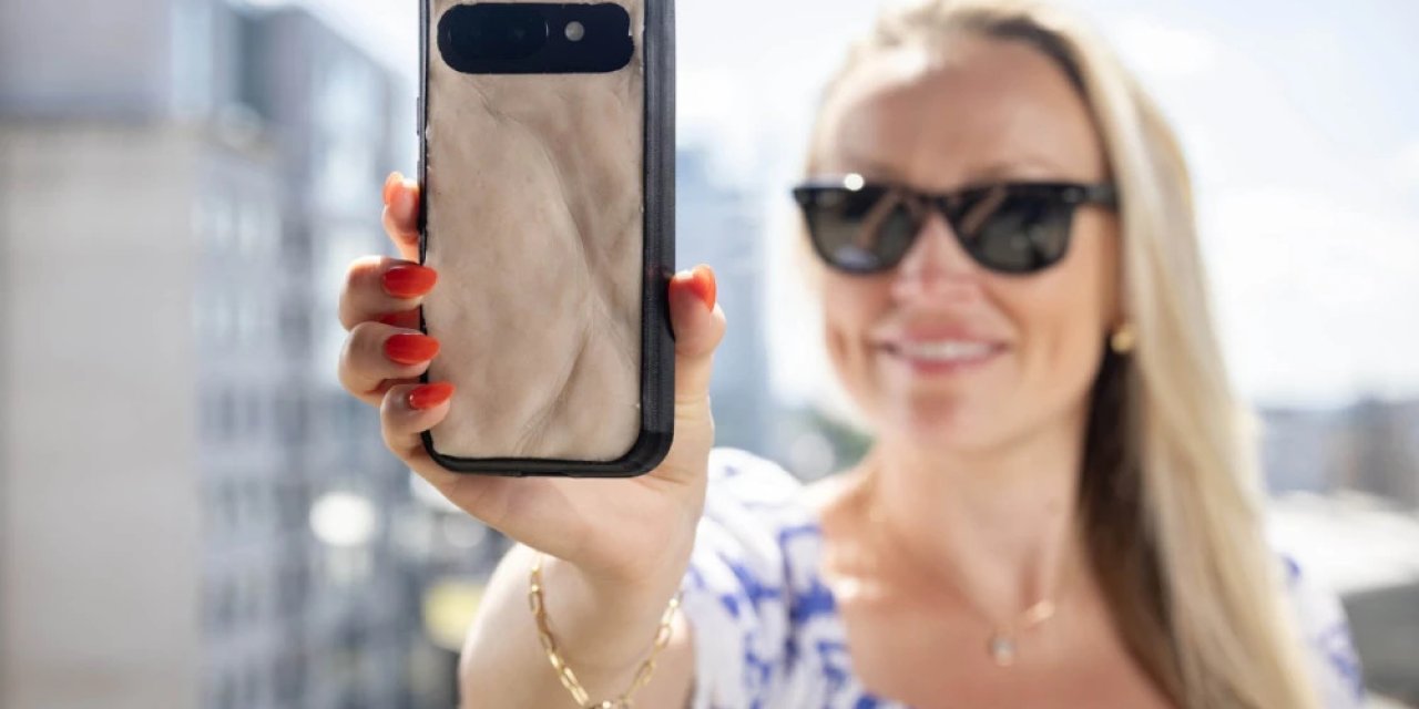 Ürkütücü! İnsan derisini tıpatıp andıran telefon kılıfı yaptılar