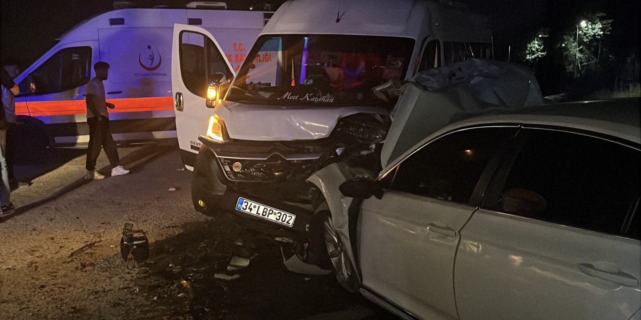 Servis ile otomobil kafa kafaya girdi: 10 kişi yaralandı