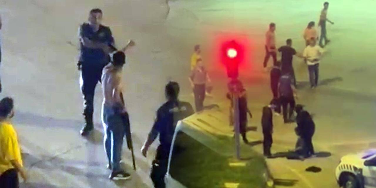 Muş'ta silahlı ve sopalı meydan kavgası! Dehşet anları kamerada