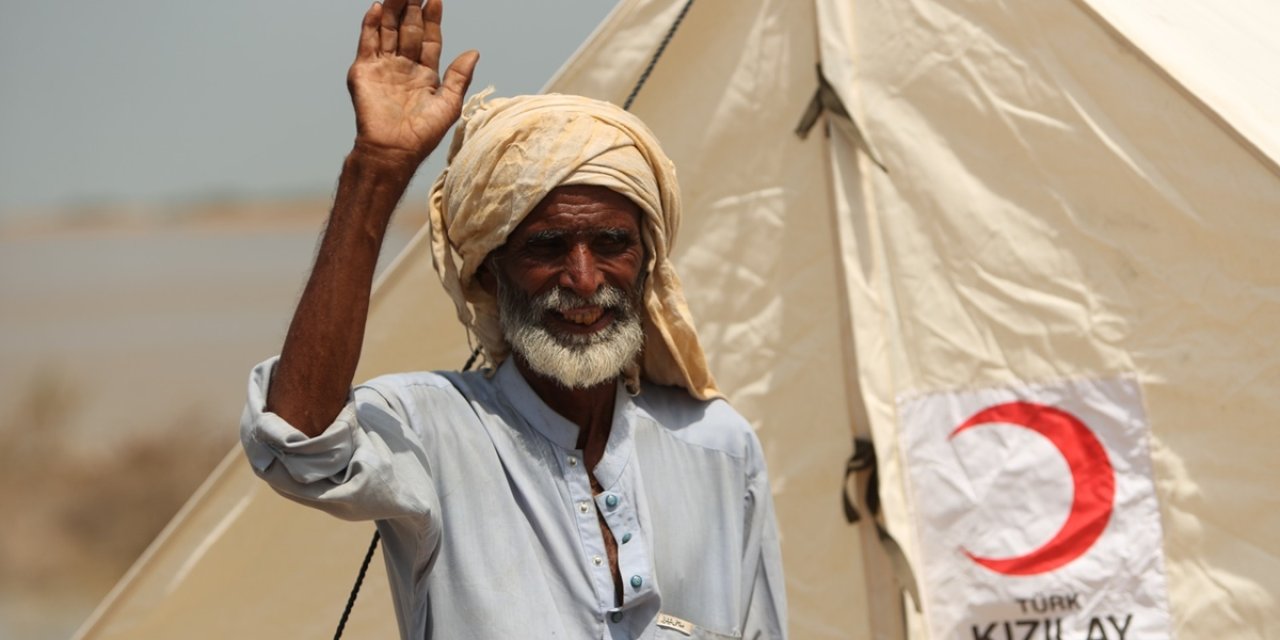 Türk Kızılayı'ndan Pakistan'a "nakit yağmuru" : Selden sonra şimdi de savaş mağdurlarına nakit yardımı