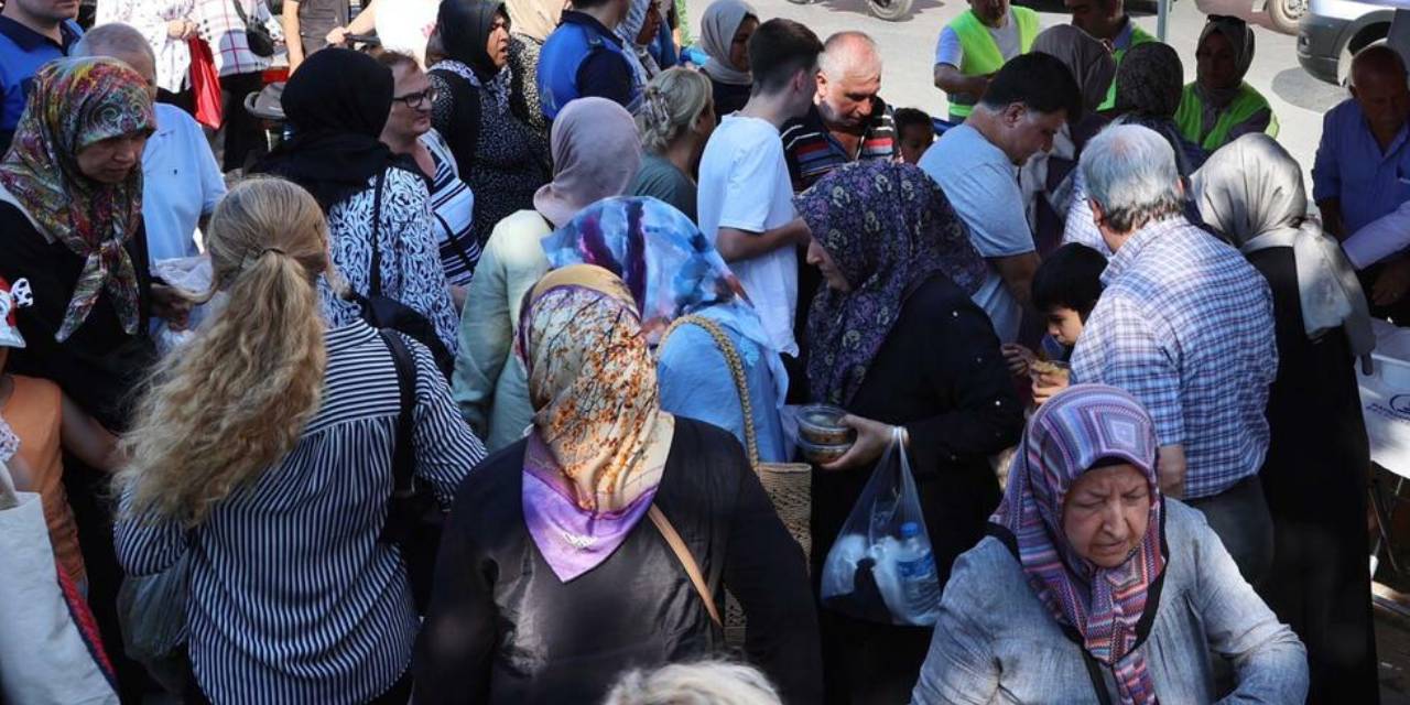 Belediye başkanı kazanın başına geçti: 20 bin kişiye dağıttı