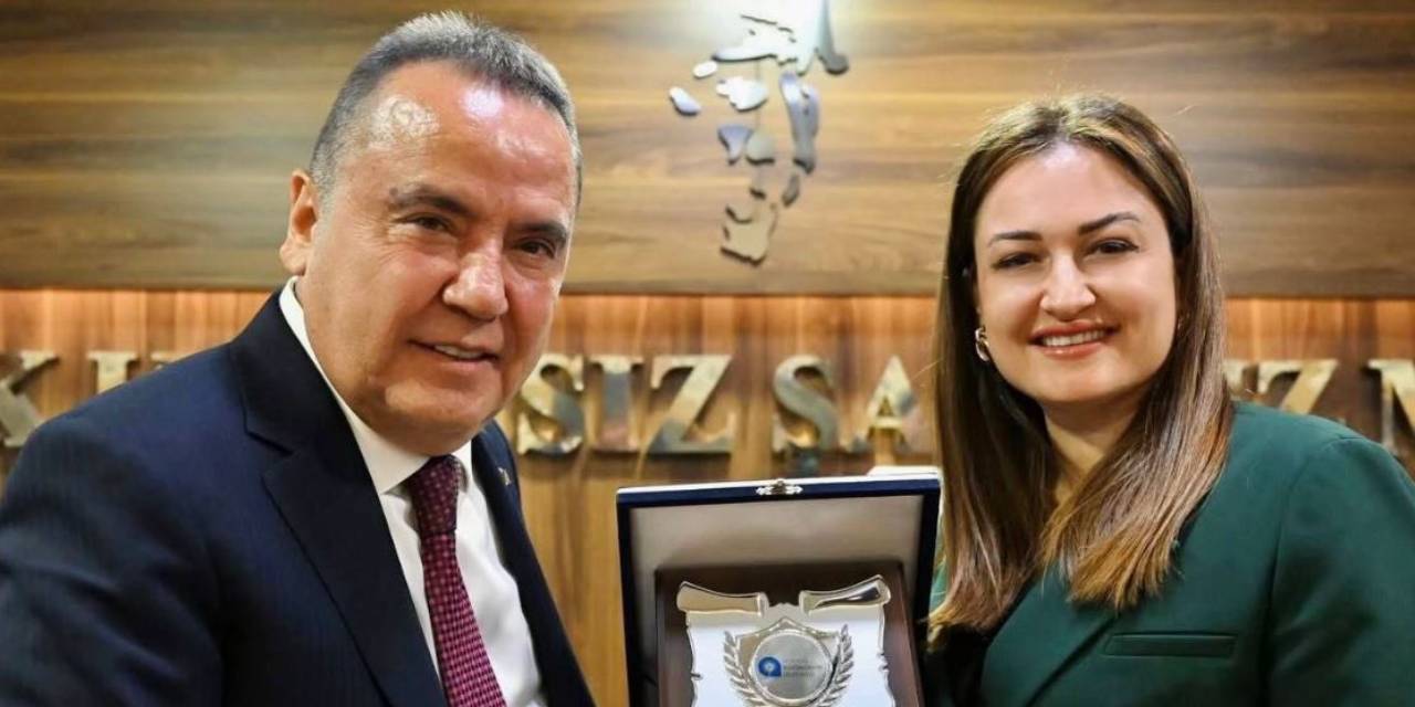 Muhittin Böcek'ten Büşra Özdemir'e tebrik