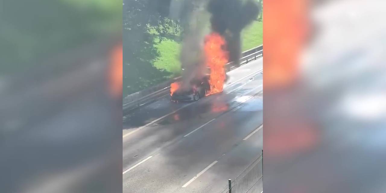 Üsküdar'da seyir halindeki otomobil cayır cayır yandı!