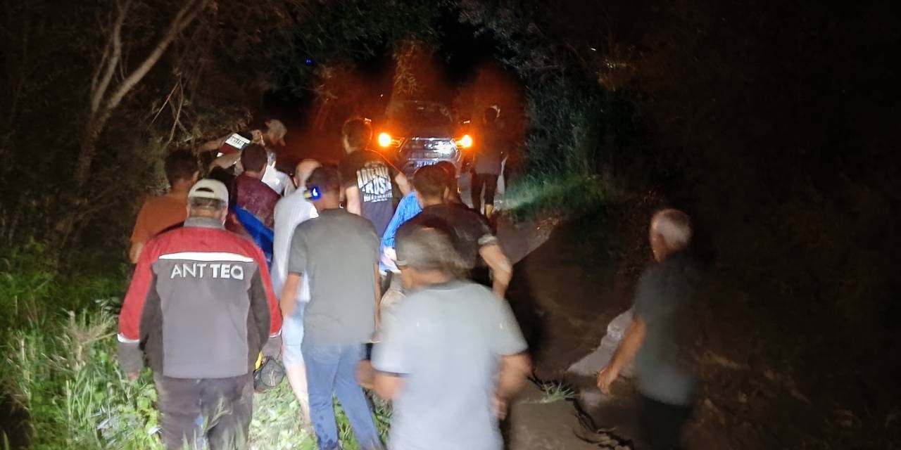 Aracın içinde mahsur kaldı! Sel sularında 150 metre sürüklendi