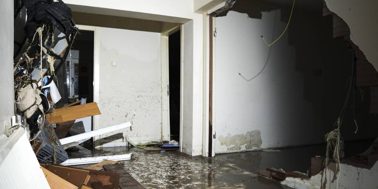 Ankara'da bodrum katları su bastı: Üzerine duvar çötü