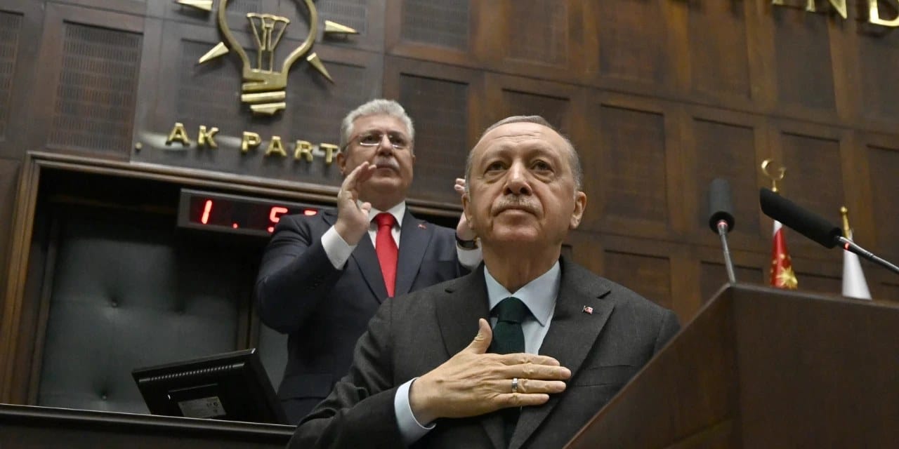 Erdoğan'ı her 5 dakikada bir ayakta alkışlayınca kriz patlak verdi