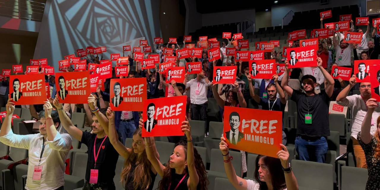 Genç Avrupalı Sosyalistler Kongresi'nde "Free İmamoğlu" dövizleri