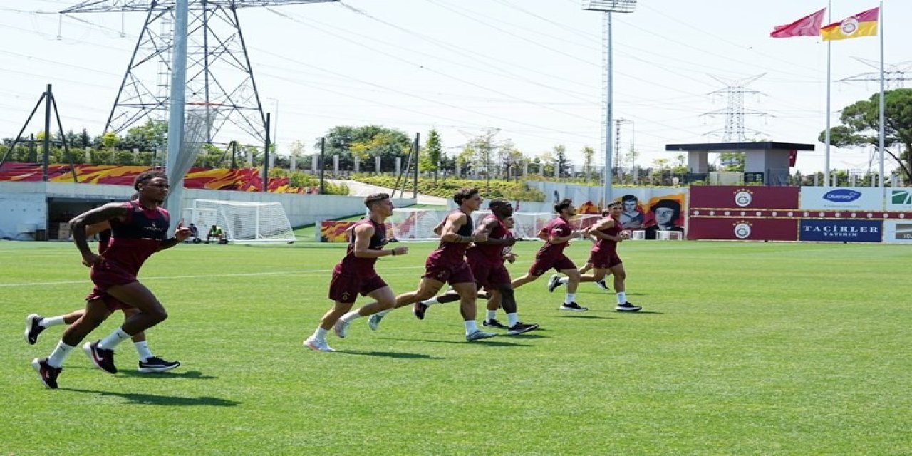 Galatasaraylı futbolcunun şapkasındaki yazı yönetimi kızdırdı