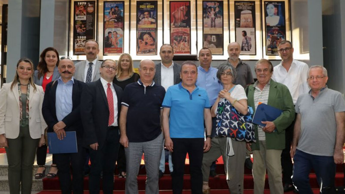 Antalya Büyükşehir Belediye Başkanı Böcek'ten: Dopdolu bir festival için kolları sıvadık