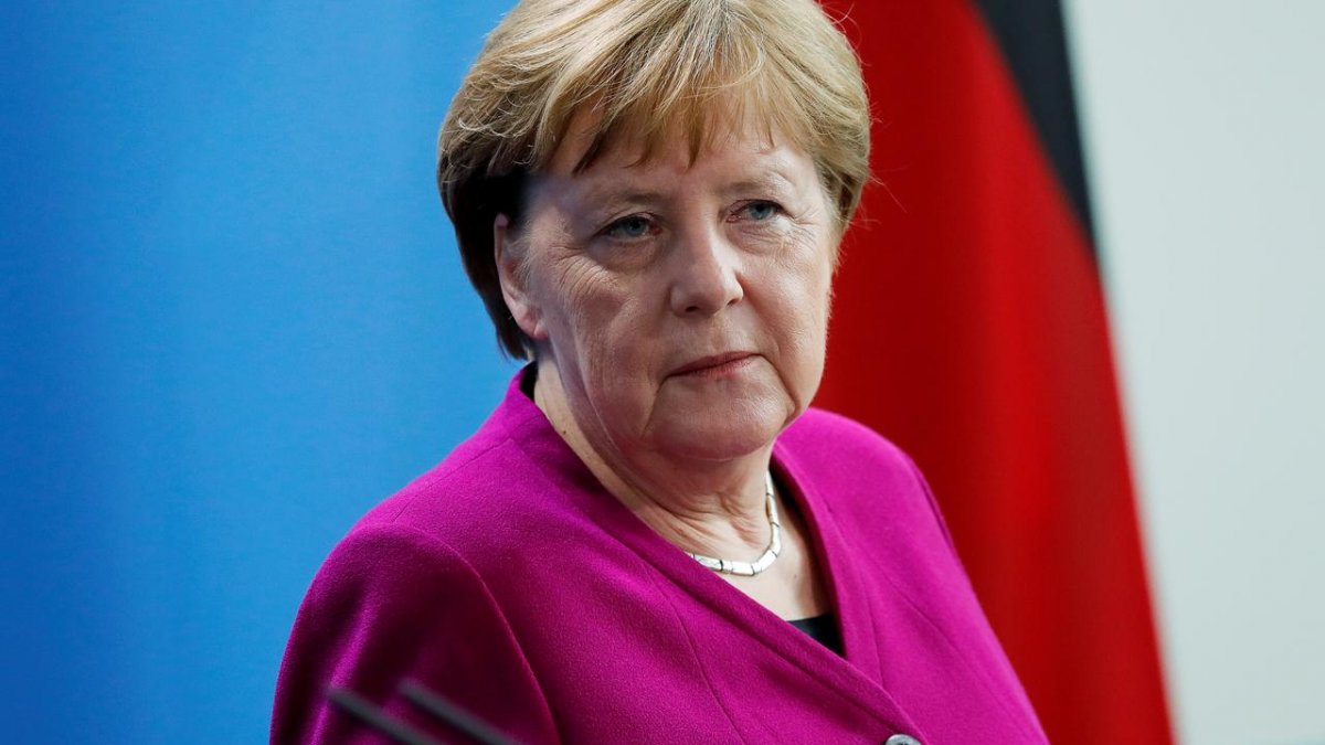 Merkel: Aşırı sağ ile araya kesin bir çizgi çekilmeli