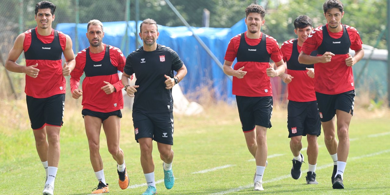Sivasspor'un 4 yeni transferi takımla çalışmalara başladı