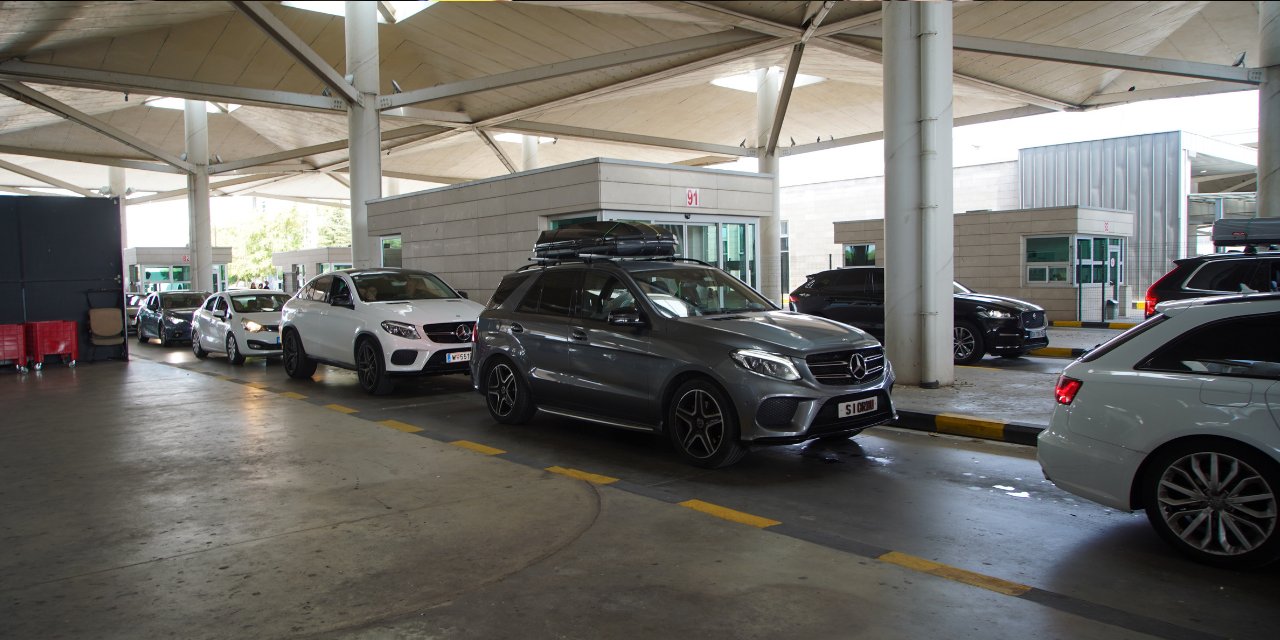 Dalga dalga geliyorlar: Kuyruk oldular