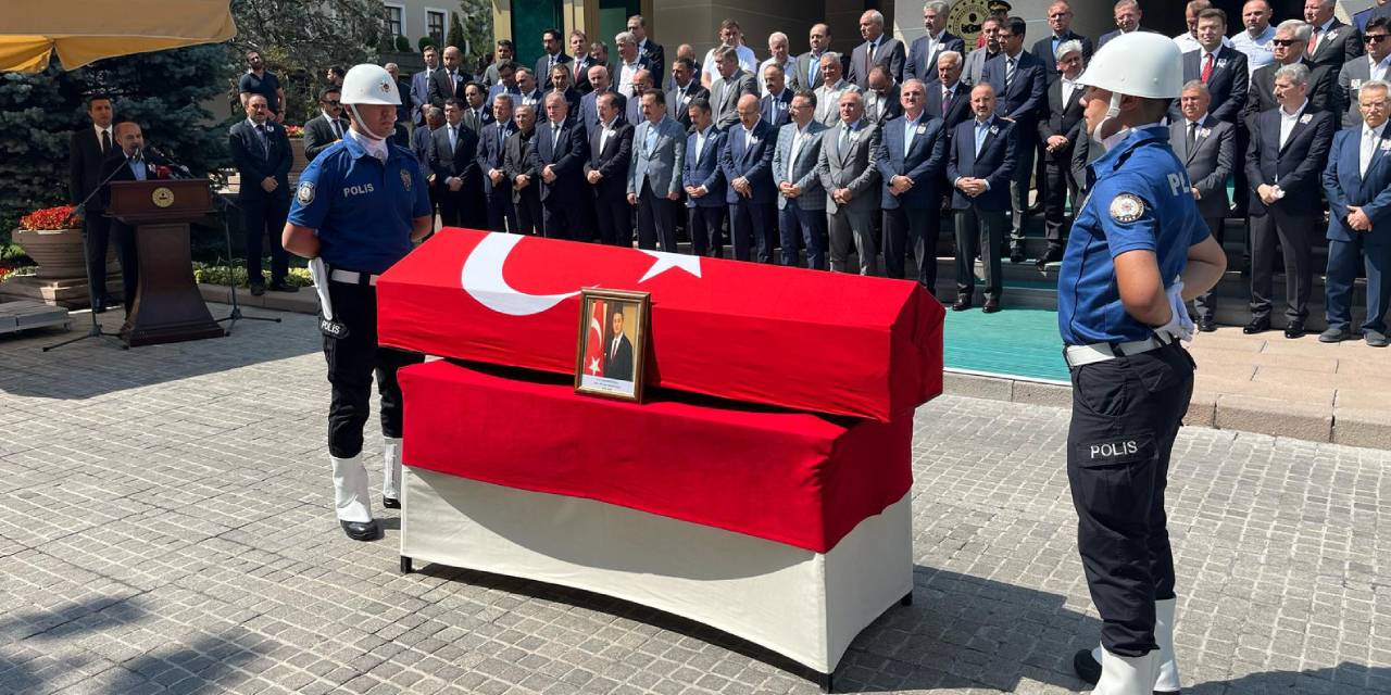 Hayatını kaybeden eski Bitlis Valisi için tören düzenlendi