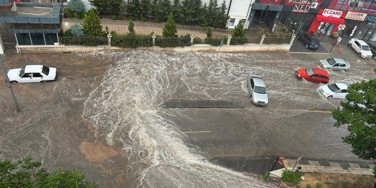 Ankara'da etkili olan sağanak sonrası bin 402 noktaya müdahale edildi