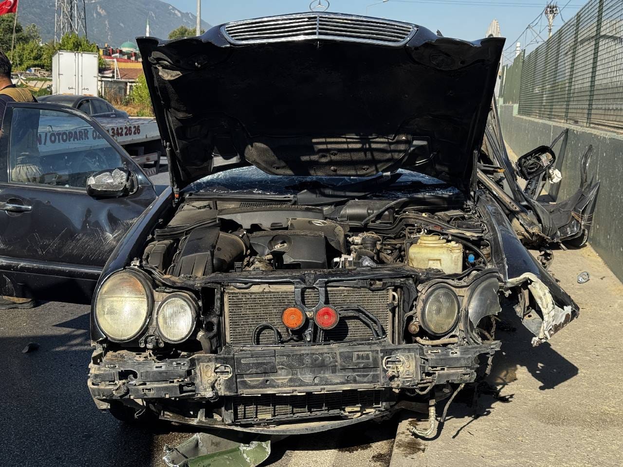 Bursa'da bariyere saplanan araçtaki 2 kişi ağır yaralandı